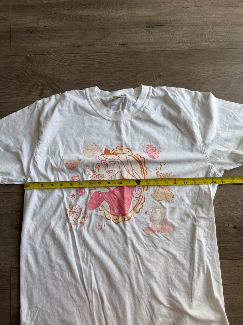 Disneys Aurora/Sleeping Beauty graphic t-shirt - size large - Picture 3 of 4